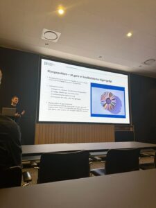 Camilla og Poul deltager i præsentation af nye kvalitetsklynger på Comwell Middelfart 2025, fokus på fagligt fællesskab og kvalitetsudvikling