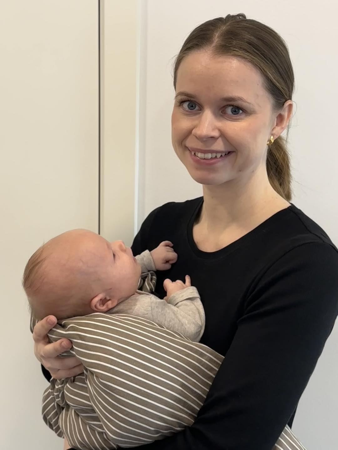 Camilla med sin nyfødte pige ved hyggeligt barselsbesøg