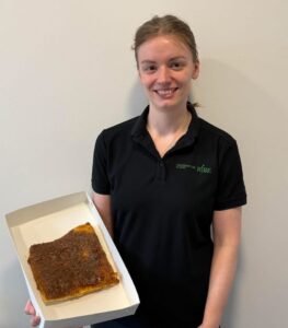 Natasja med kage hos kiropraktor Ribe