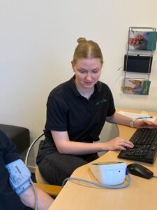 Karina undersøger hovedpine hos kiropraktor Ribe