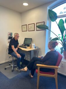 Poul og Karina taler sammen på Kiropraktisk Klinik Ribe