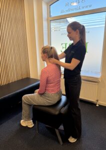 Kiropraktor Ribe – Camilla undersøger patient for svimmelhed