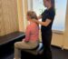 Kiropraktor Ribe – Camilla undersøger patient for svimmelhed