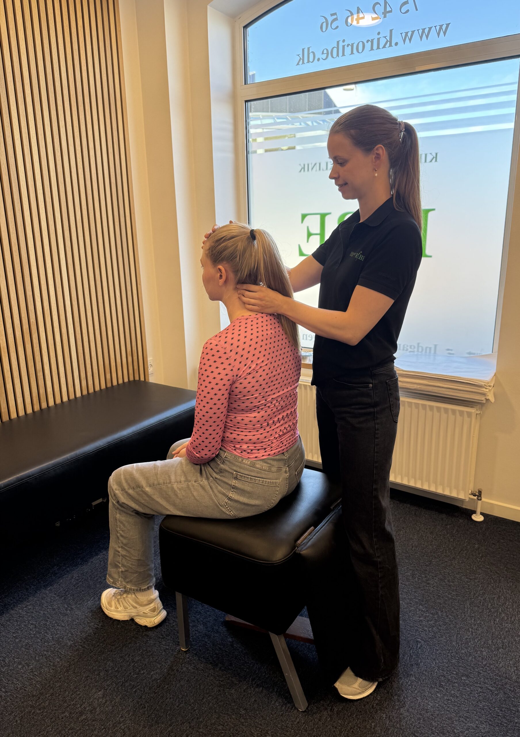 Kiropraktor Ribe – Camilla undersøger patient for svimmelhed
