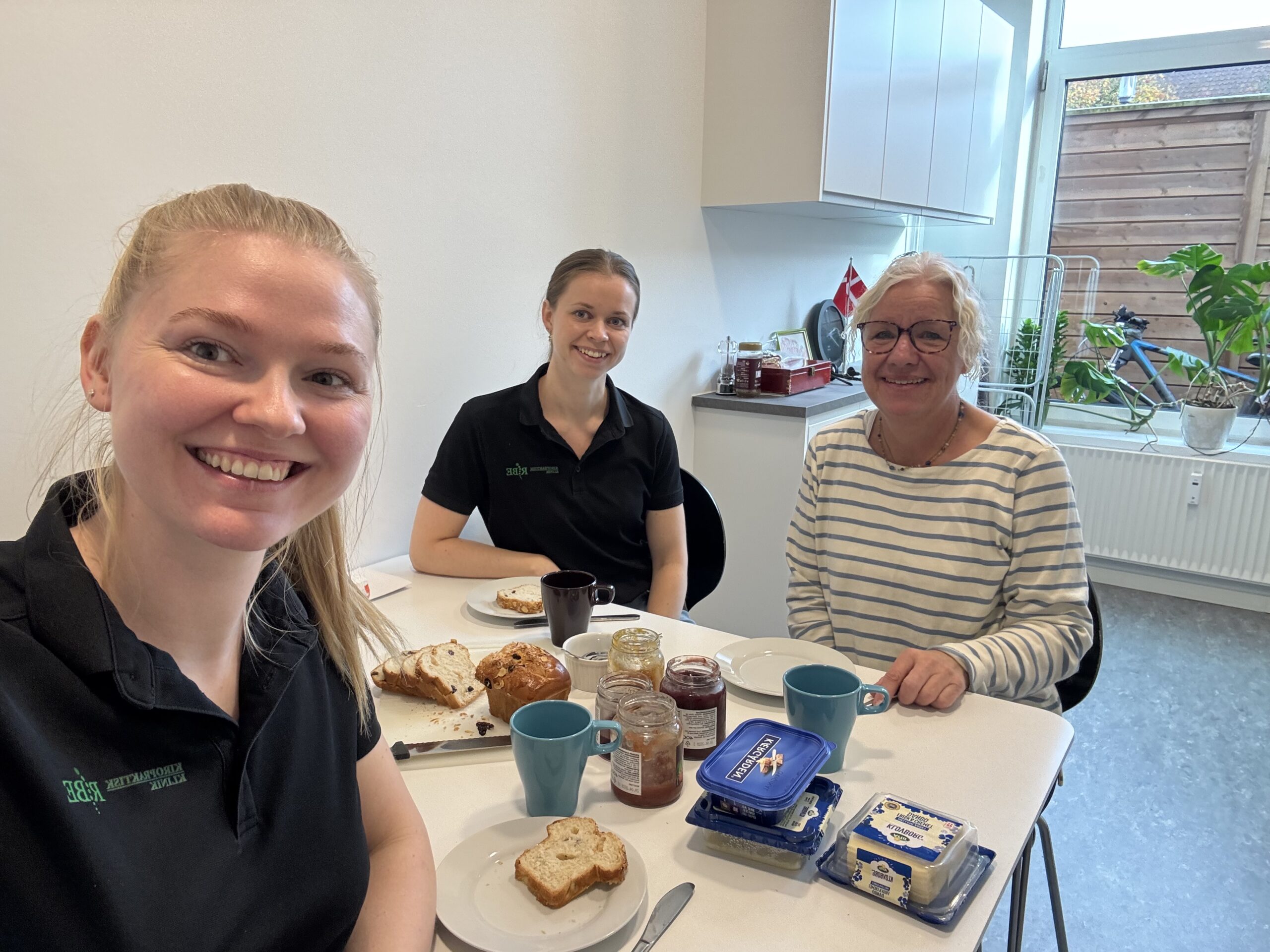 Kiropraktor Ribe – personalet hygger med fredagskaffe og rundstykker