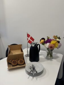 Kiropraktor Ribe fejrer 45 års jubilæum med kage og flag
